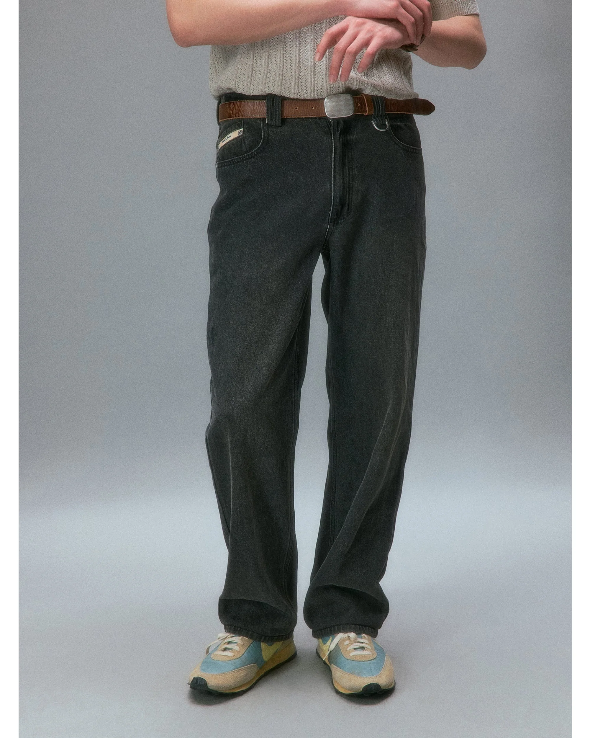 Brad Pitt’s Slim Straight Jeans - Image 5
