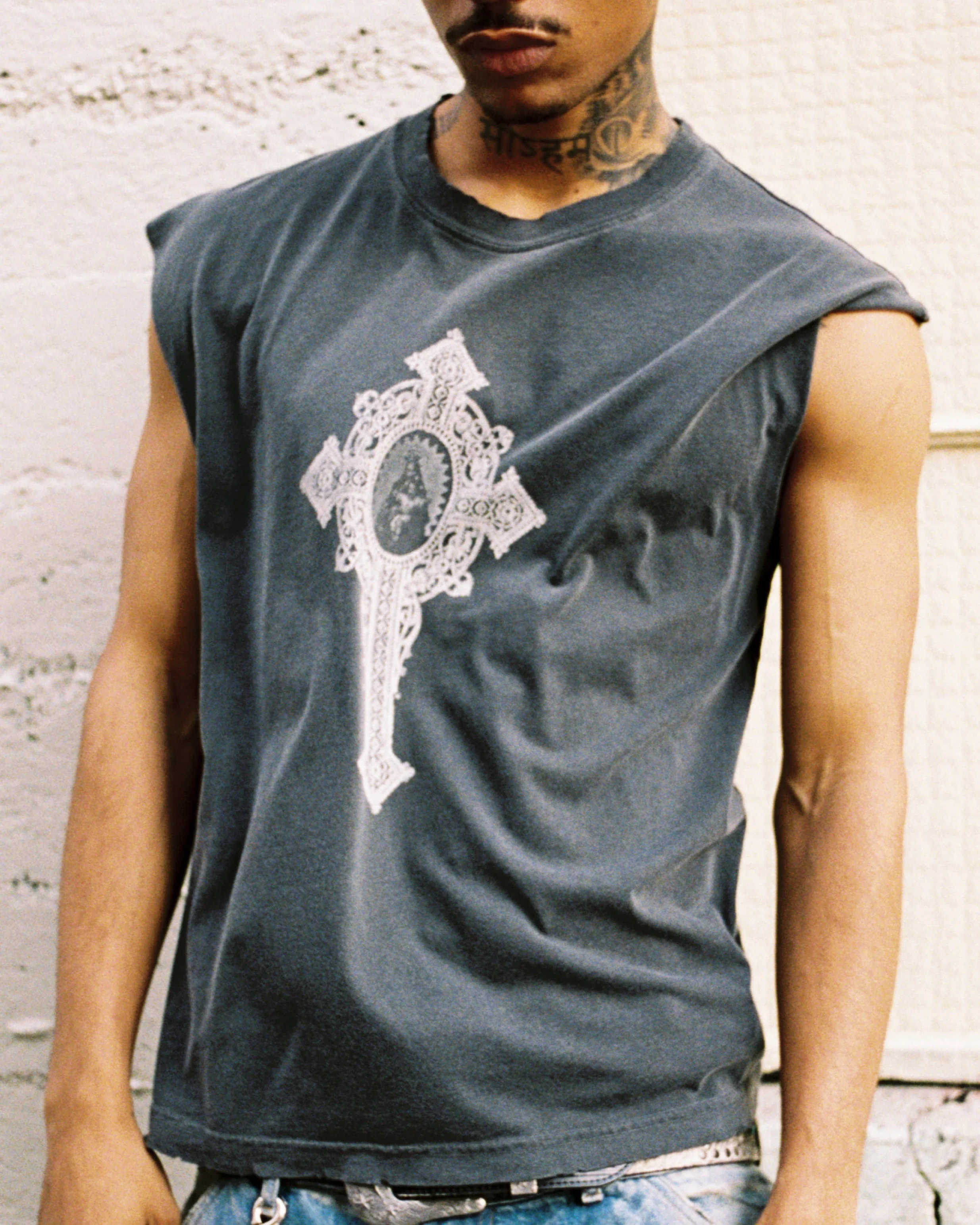 Chaos Sleeveless Tee - Carbon - Image 5