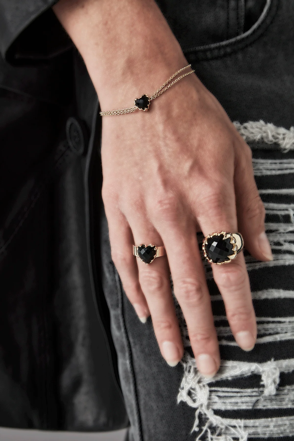 LOVE CLAW BRACELET ONYX - GOLD PLATED - Image 6