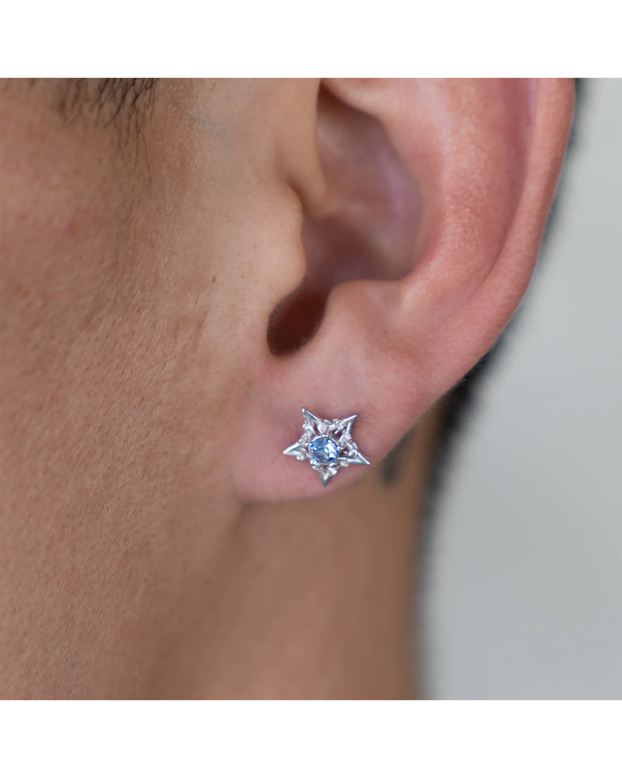 SAPPHIRE BARBWIRE STAR EARRINGS - Image 2